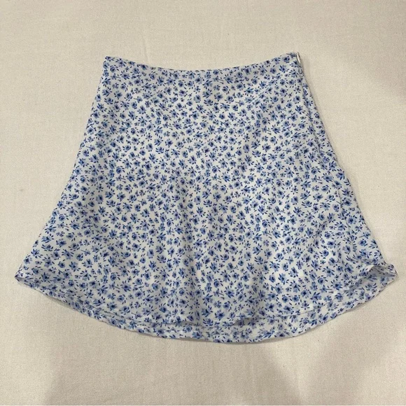 H&M High Waist Dainty Blue and White Floral Skirt - Picture 2 of 10